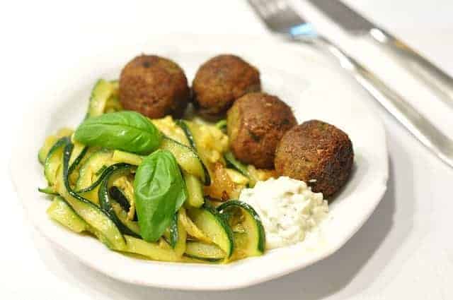 groats de cordeiro com salada de pepino