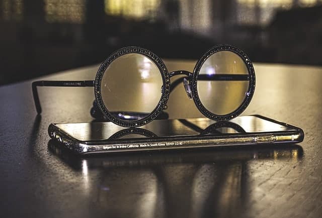 Óculos deitados no seu smartphone