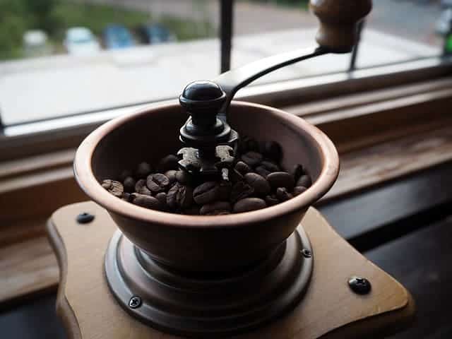 grãos de café no moedor