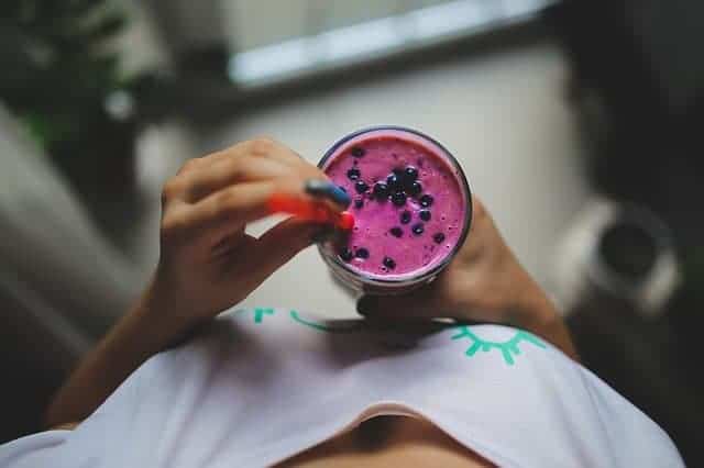 a mulher bebe smoothie